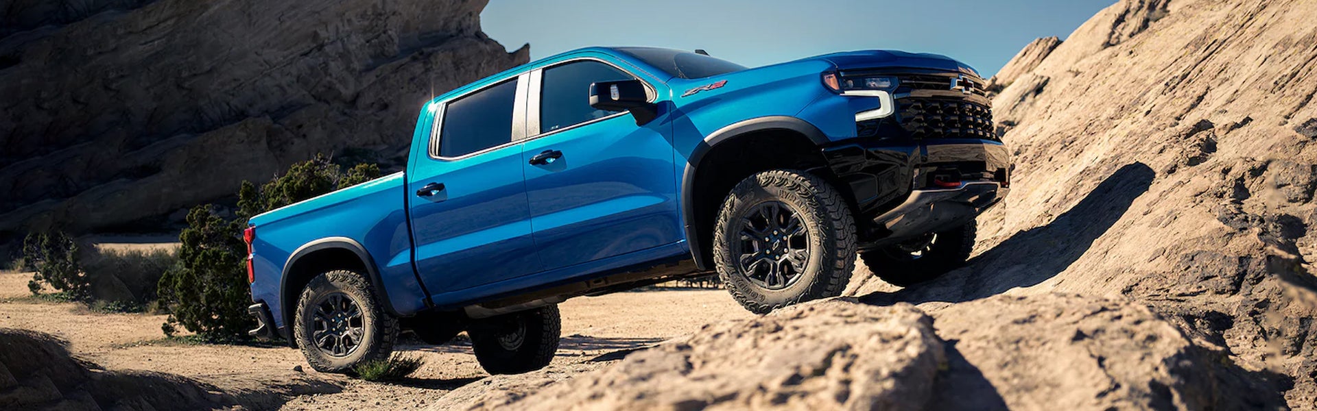 Bleu Chevy Silverado 1500 in the desert